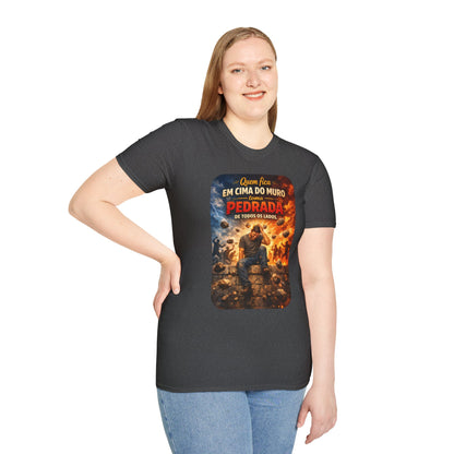 T-Shirt • "Quem fica em cima do muro toma pedrada de todos os lados" — Portuguese Saying Tee