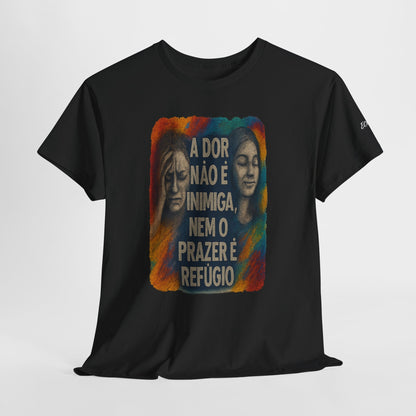 Camiseta — "A Dor Não é Inimiga, Nem o Prazer é Refúgio" Inspirational Portuguese Graphic Tee