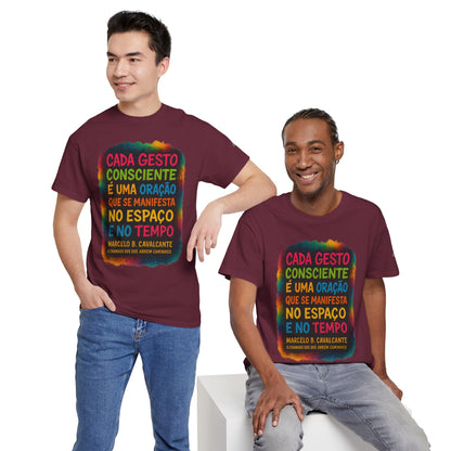 Camiseta Frase Filosófica “Cada gesto consciente é uma oração” – Algodão Premium Gildan 5000