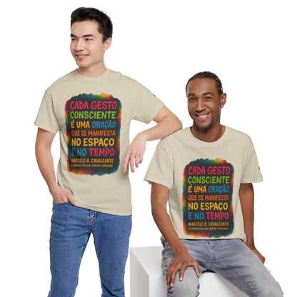 Camiseta Frase Filosófica “Cada gesto consciente é uma oração” – Algodão Premium Gildan 5000