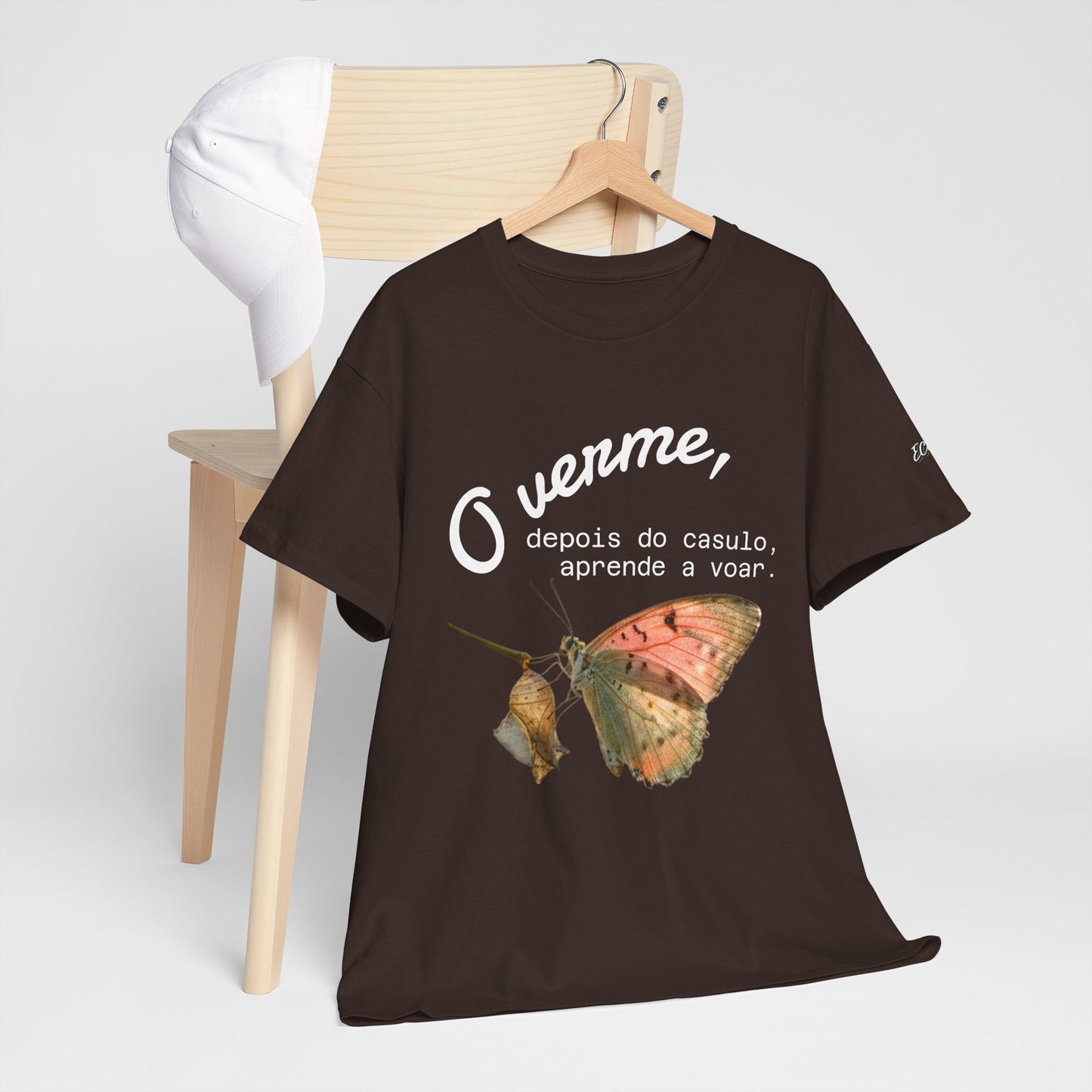 Camiseta — "O verme, depois do casulo, aprende a voar." Citação inspiradora em português