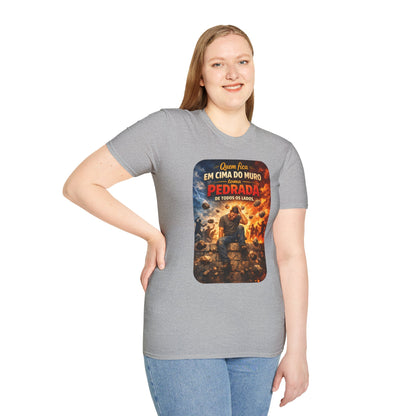 T-Shirt • "Quem fica em cima do muro toma pedrada de todos os lados" — Portuguese Saying Tee