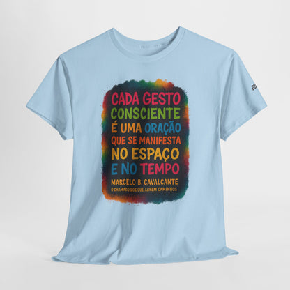 Camiseta Frase Filosófica “Cada gesto consciente é uma oração” – Algodão Premium Gildan 5000