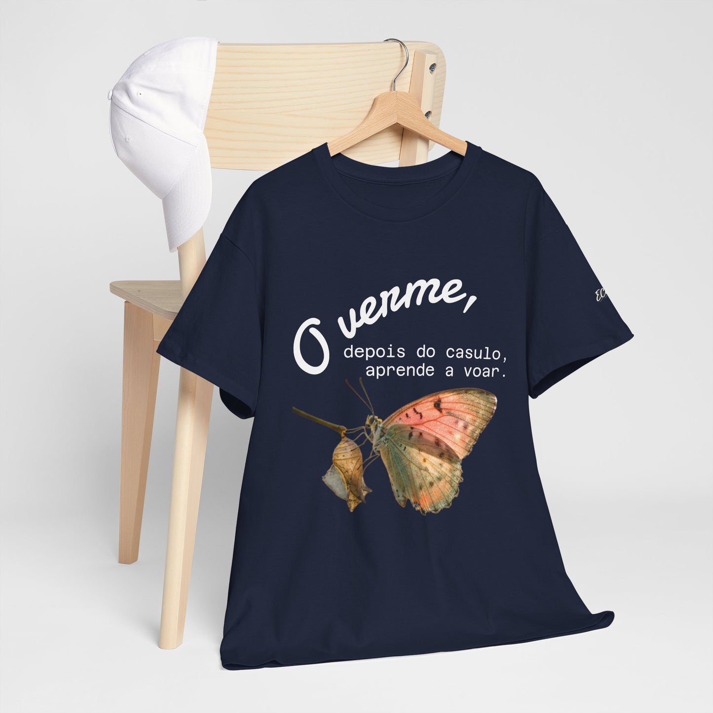 Camiseta — "O verme, depois do casulo, aprende a voar." Citação inspiradora em português