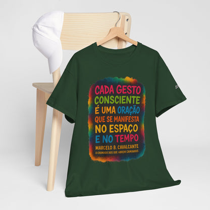 Camiseta Frase Filosófica “Cada gesto consciente é uma oração” – Algodão Premium Gildan 5000