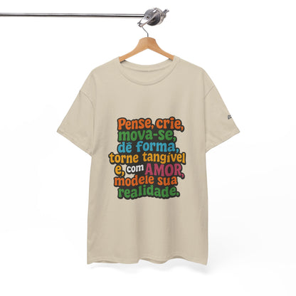 Camiseta inspiradora com citações portuguesas — "Pense, crie, mova-se..."