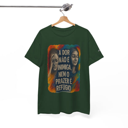 Camiseta — "A Dor Não é Inimiga, Nem o Prazer é Refúgio" Inspirational Portuguese Graphic Tee