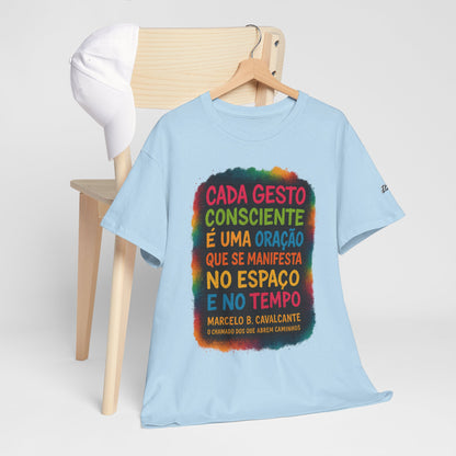 Camiseta Frase Filosófica “Cada gesto consciente é uma oração” – Algodão Premium Gildan 5000