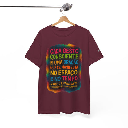 Camiseta Frase Filosófica “Cada gesto consciente é uma oração” – Algodão Premium Gildan 5000