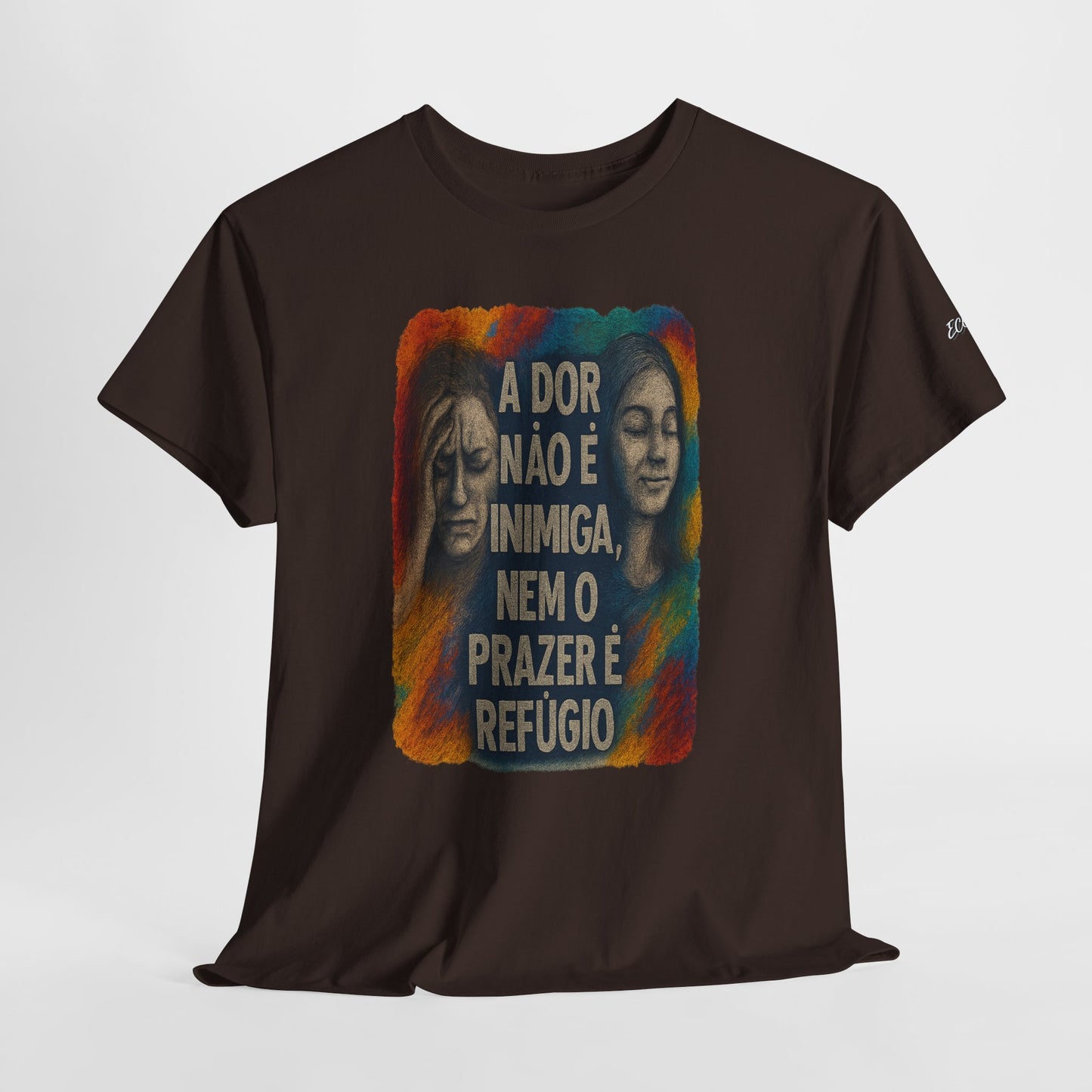 Camiseta — "A Dor Não é Inimiga, Nem o Prazer é Refúgio" Inspirational Portuguese Graphic Tee