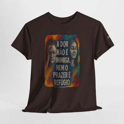 Camiseta — "A Dor Não é Inimiga, Nem o Prazer é Refúgio" Inspirational Portuguese Graphic Tee