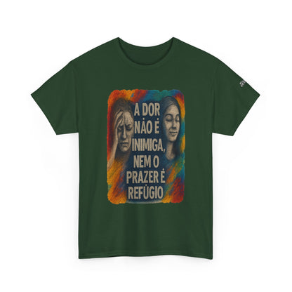 Camiseta — "A Dor Não é Inimiga, Nem o Prazer é Refúgio" Inspirational Portuguese Graphic Tee
