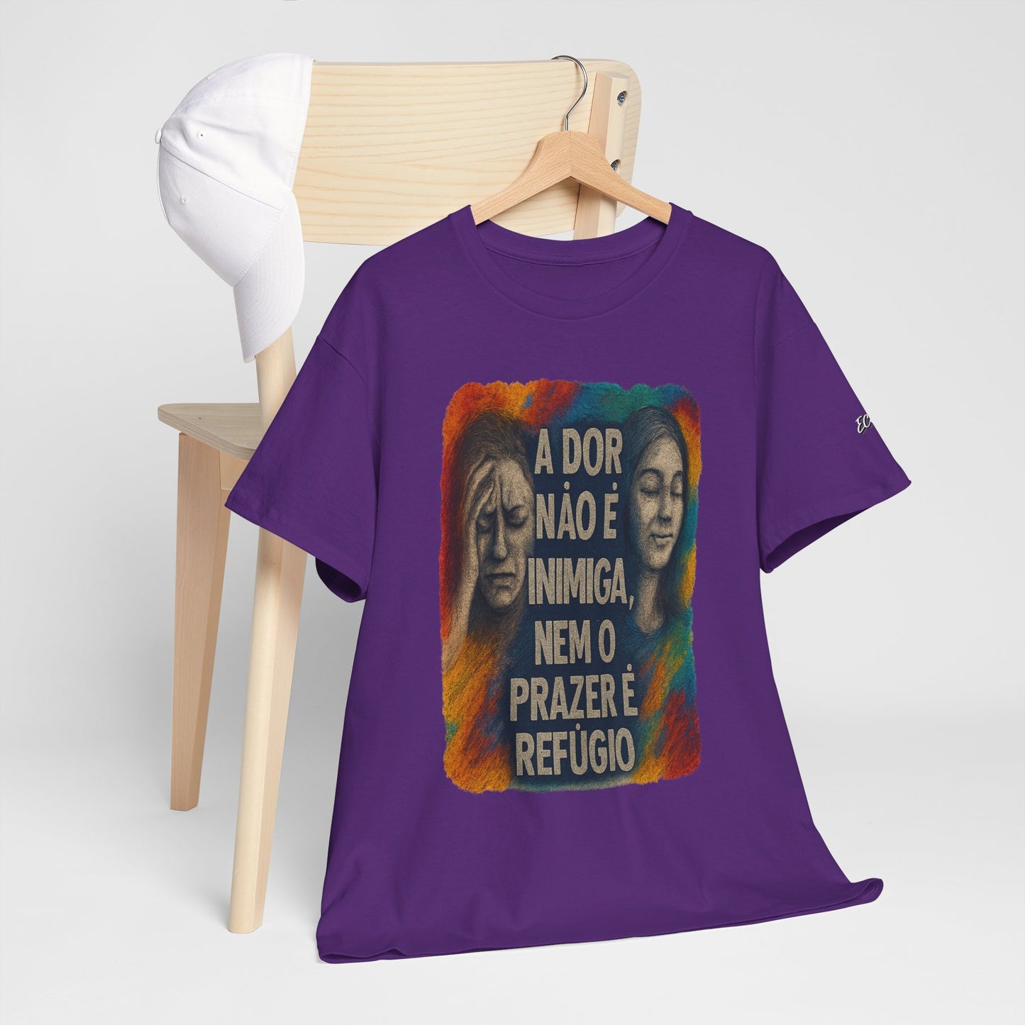 Camiseta — "A Dor Não é Inimiga, Nem o Prazer é Refúgio" Inspirational Portuguese Graphic Tee