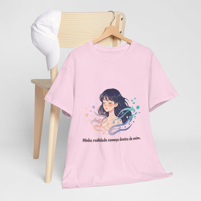 Camiseta Unissex “Minha Realidade Começa em Mim” — Algodão Premium | Afirmação de Abundância e Liberdade Interior