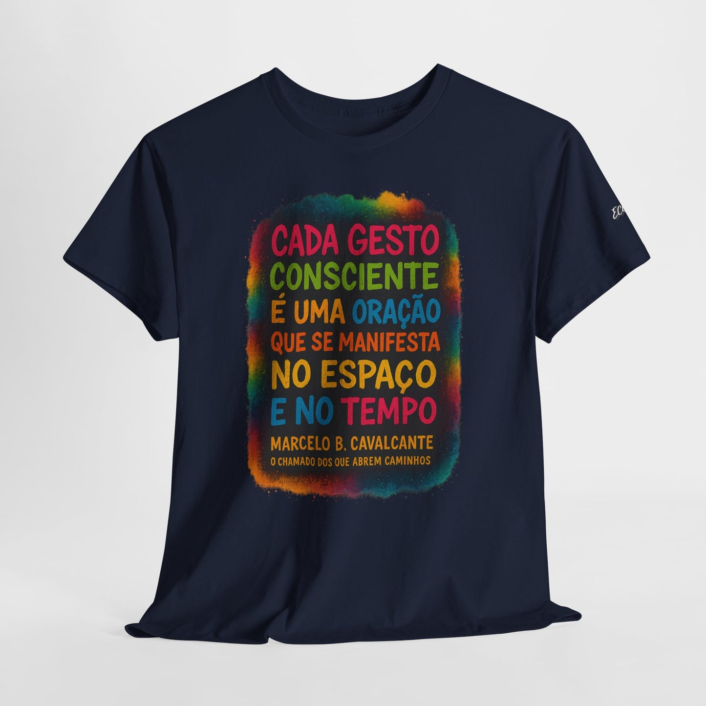 Camiseta Frase Filosófica “Cada gesto consciente é uma oração” – Algodão Premium Gildan 5000