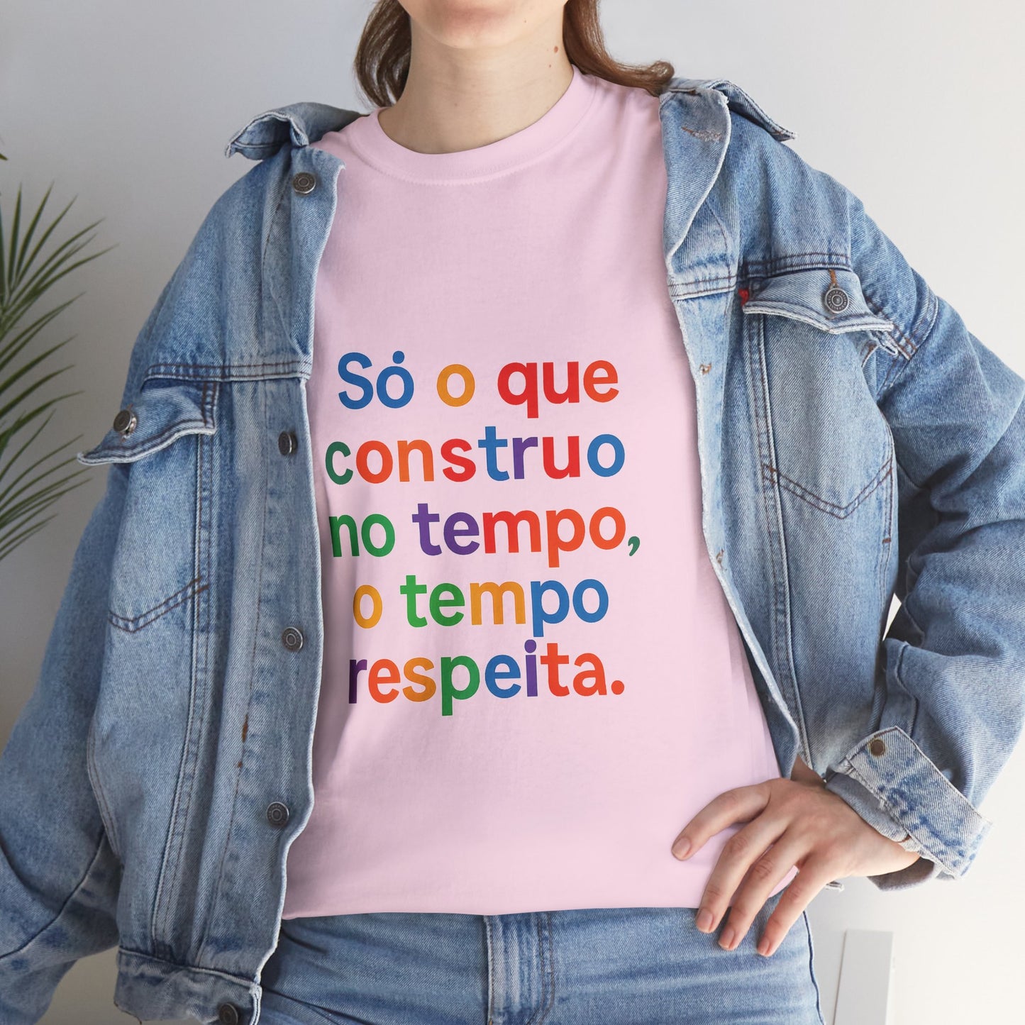 Camiseta Filosófica “Só o que Construo no Tempo, o Tempo Respeita” – Algodão Gildan 5000