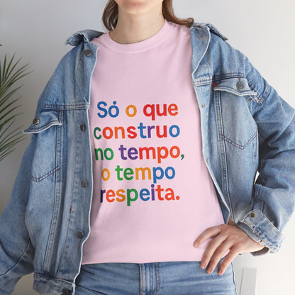 Camiseta Filosófica “Só o que Construo no Tempo, o Tempo Respeita” – Algodão Gildan 5000