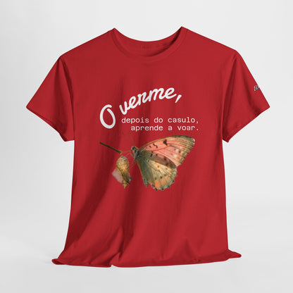 Camiseta — "O verme, depois do casulo, aprende a voar." Citação inspiradora em português