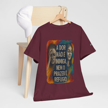 Camiseta — "A Dor Não é Inimiga, Nem o Prazer é Refúgio" Inspirational Portuguese Graphic Tee