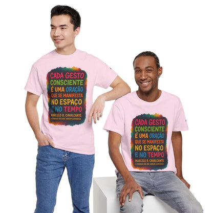 Camiseta Frase Filosófica “Cada gesto consciente é uma oração” – Algodão Premium Gildan 5000