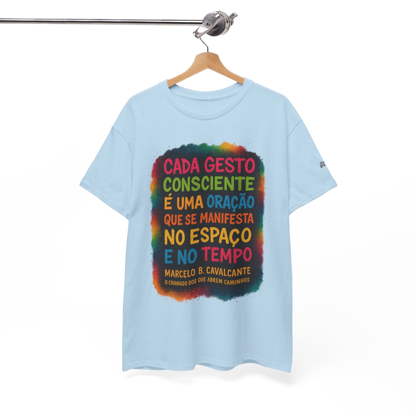 Camiseta Frase Filosófica “Cada gesto consciente é uma oração” – Algodão Premium Gildan 5000