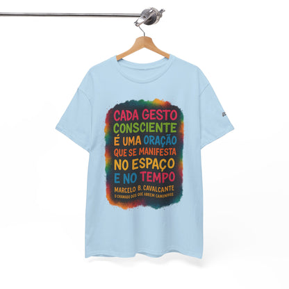 Camiseta Frase Filosófica “Cada gesto consciente é uma oração” – Algodão Premium Gildan 5000