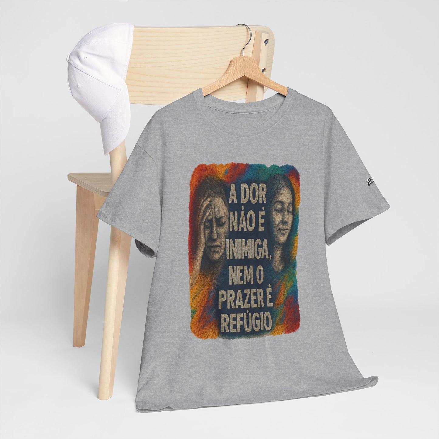 Camiseta — "A Dor Não é Inimiga, Nem o Prazer é Refúgio" Inspirational Portuguese Graphic Tee