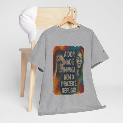 Camiseta — "A Dor Não é Inimiga, Nem o Prazer é Refúgio" Inspirational Portuguese Graphic Tee