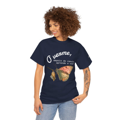 Camiseta — "O verme, depois do casulo, aprende a voar." Citação inspiradora em português