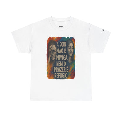 Camiseta — "A Dor Não é Inimiga, Nem o Prazer é Refúgio" Inspirational Portuguese Graphic Tee