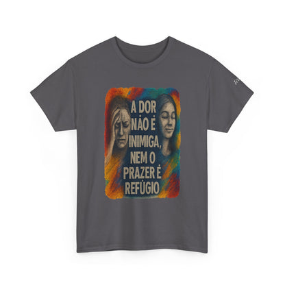 Camiseta — "A Dor Não é Inimiga, Nem o Prazer é Refúgio" Inspirational Portuguese Graphic Tee
