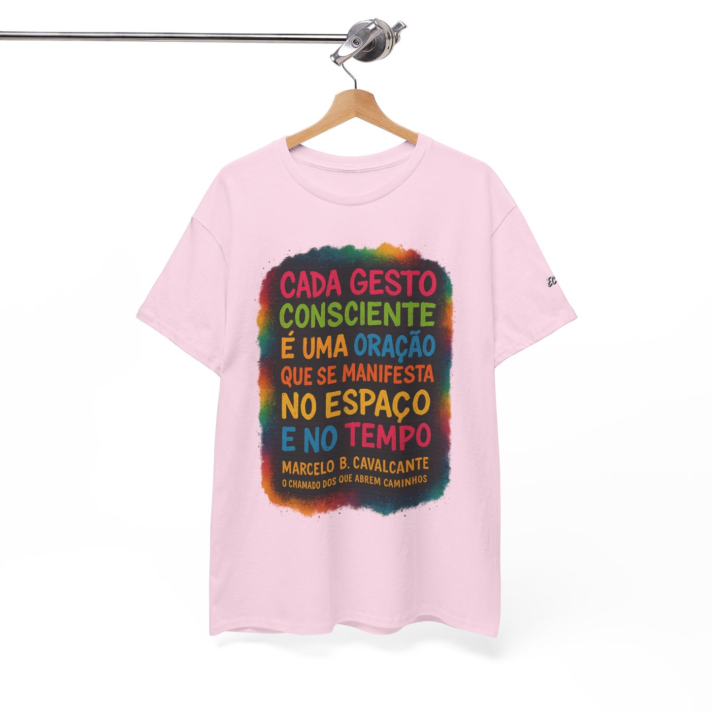 Camiseta Frase Filosófica “Cada gesto consciente é uma oração” – Algodão Premium Gildan 5000
