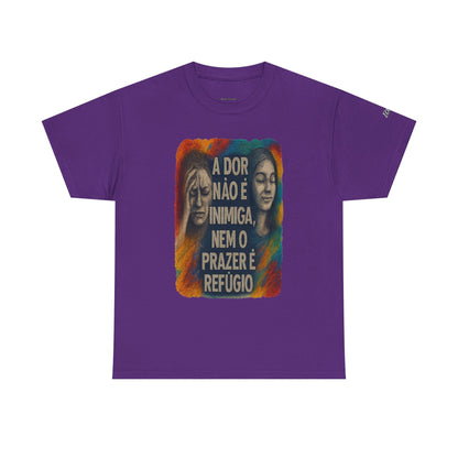 Camiseta — "A Dor Não é Inimiga, Nem o Prazer é Refúgio" Inspirational Portuguese Graphic Tee