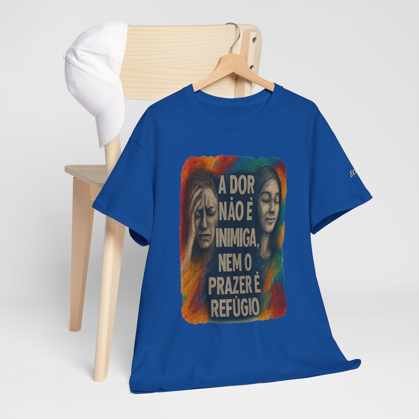 Camiseta — "A Dor Não é Inimiga, Nem o Prazer é Refúgio" Inspirational Portuguese Graphic Tee
