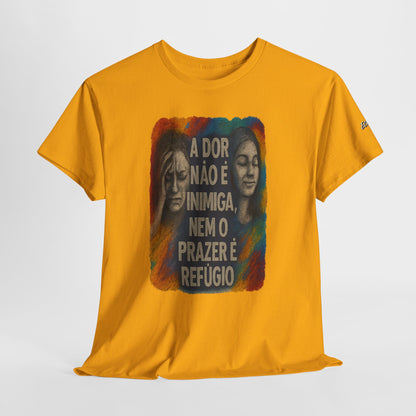 Camiseta — "A Dor Não é Inimiga, Nem o Prazer é Refúgio" Inspirational Portuguese Graphic Tee