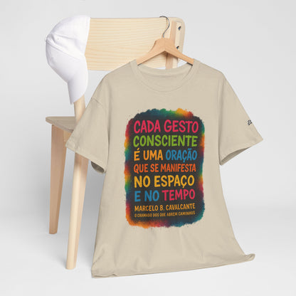 Camiseta Frase Filosófica “Cada gesto consciente é uma oração” – Algodão Premium Gildan 5000