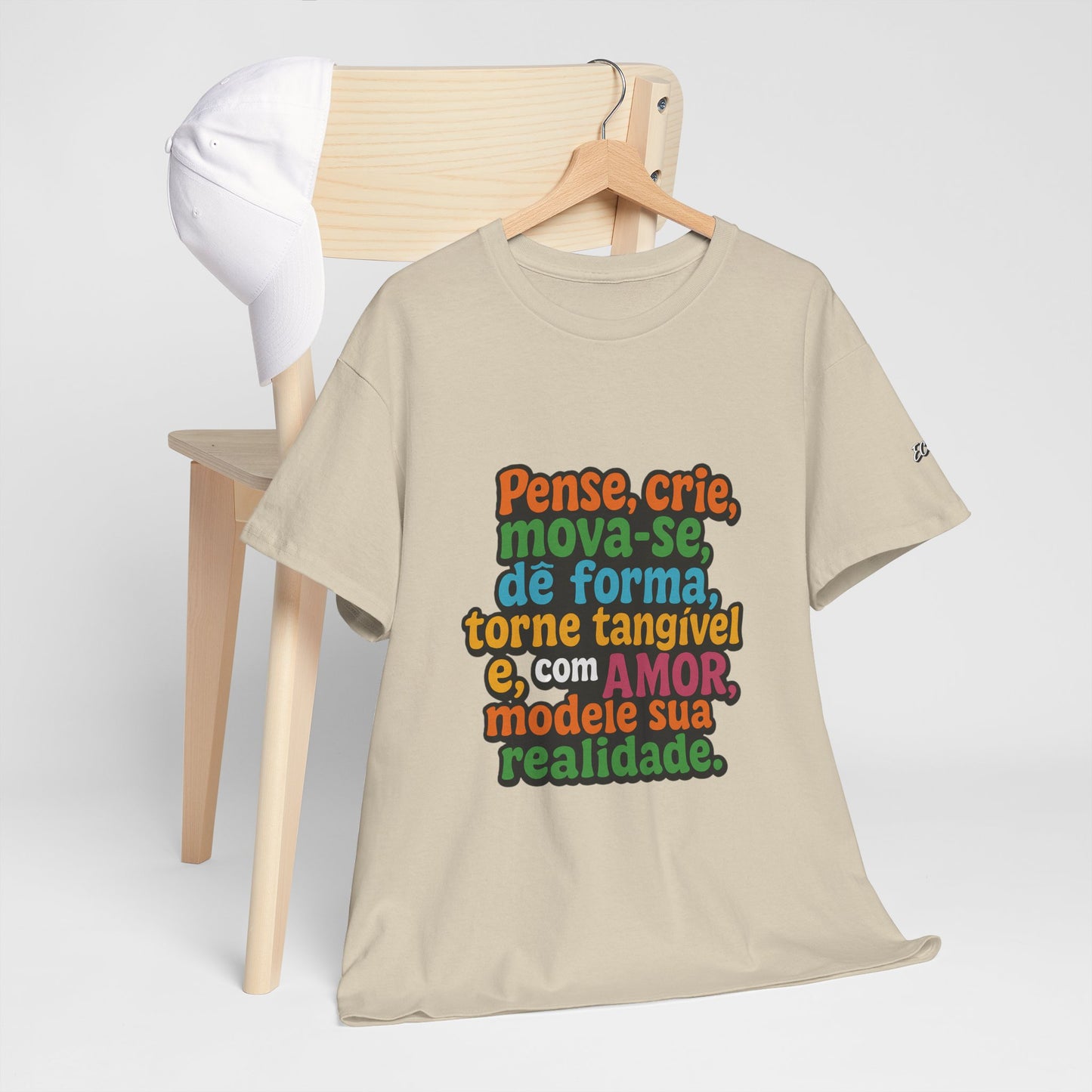 Camiseta inspiradora com citações portuguesas — "Pense, crie, mova-se..."