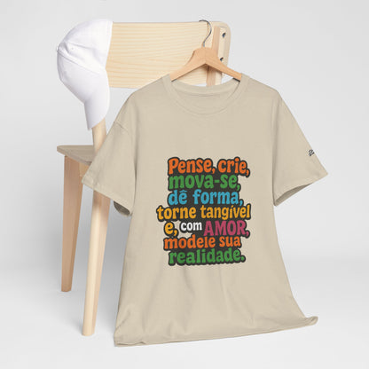 Camiseta inspiradora com citações portuguesas — "Pense, crie, mova-se..."