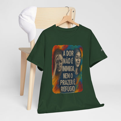 Camiseta — "A Dor Não é Inimiga, Nem o Prazer é Refúgio" Inspirational Portuguese Graphic Tee