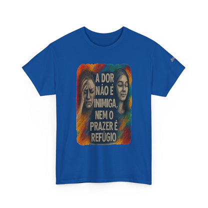 Camiseta — "A Dor Não é Inimiga, Nem o Prazer é Refúgio" Inspirational Portuguese Graphic Tee