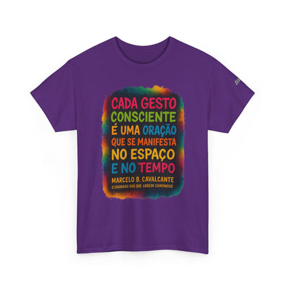 Camiseta Frase Filosófica “Cada gesto consciente é uma oração” – Algodão Premium Gildan 5000