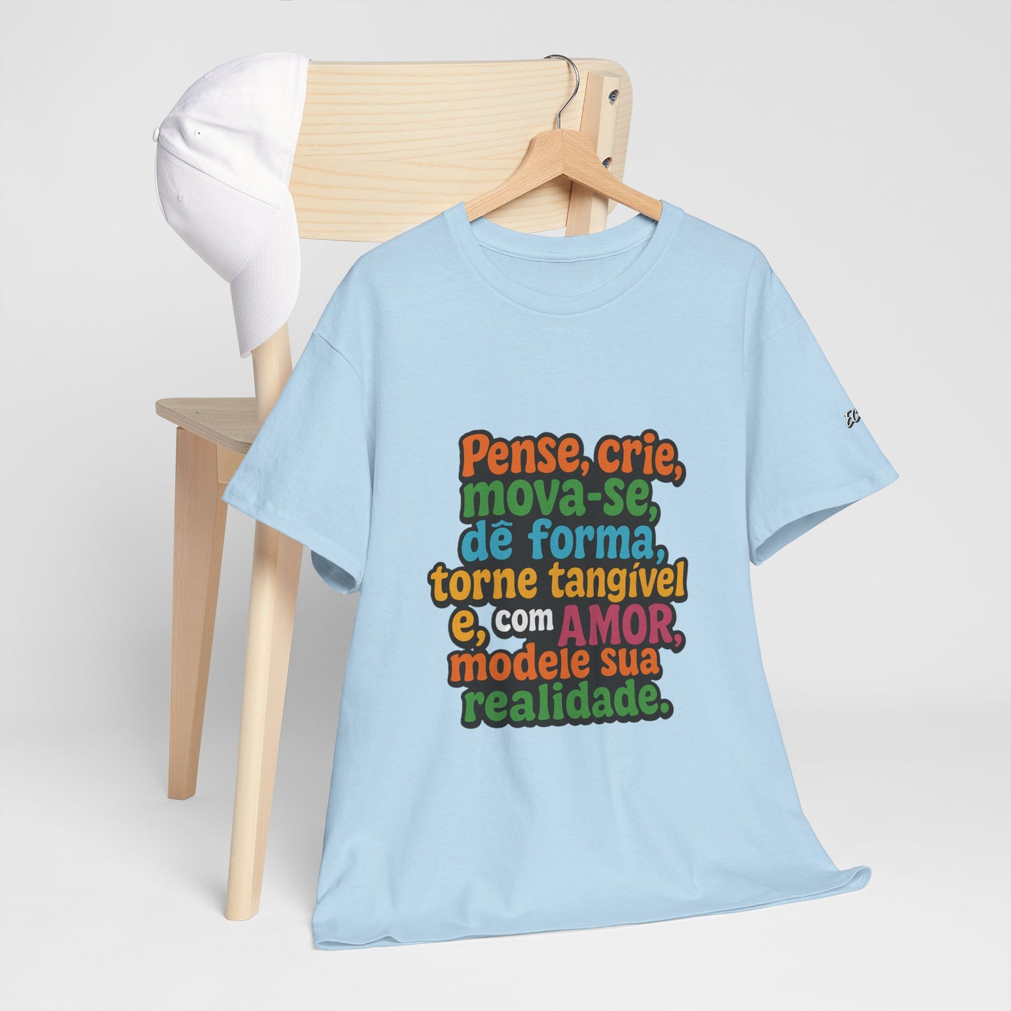 Camiseta inspiradora com citações portuguesas — "Pense, crie, mova-se..."