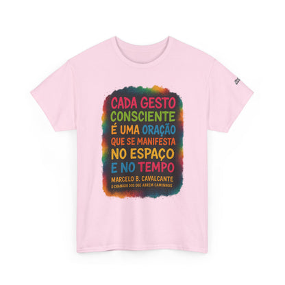 Camiseta Frase Filosófica “Cada gesto consciente é uma oração” – Algodão Premium Gildan 5000