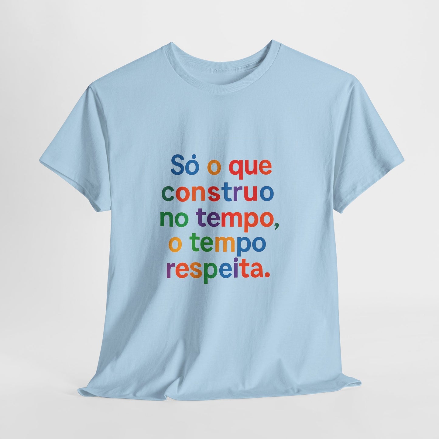 Camiseta Filosófica “Só o que Construo no Tempo, o Tempo Respeita” – Algodão Gildan 5000