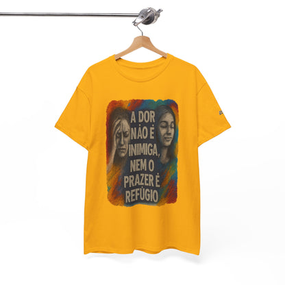 Camiseta — "A Dor Não é Inimiga, Nem o Prazer é Refúgio" Inspirational Portuguese Graphic Tee