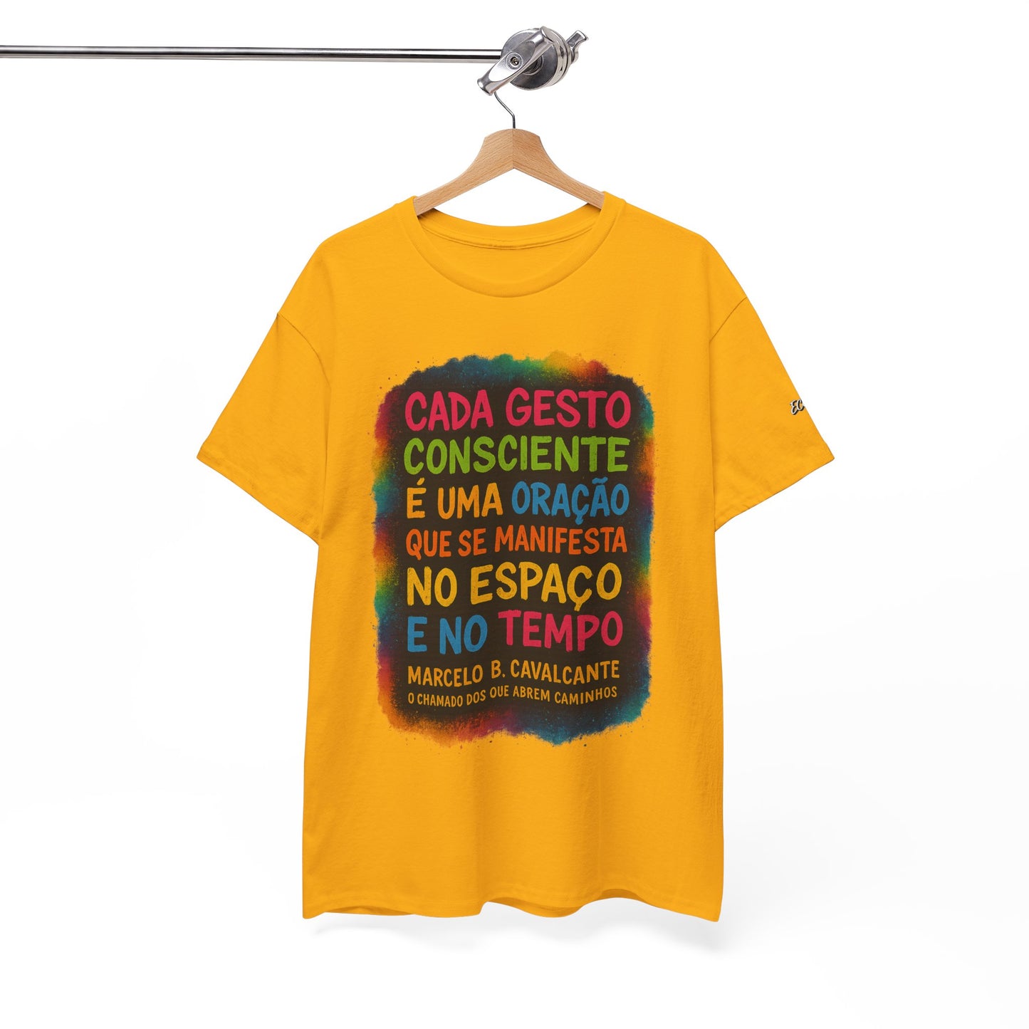 Camiseta Frase Filosófica “Cada gesto consciente é uma oração” – Algodão Premium Gildan 5000