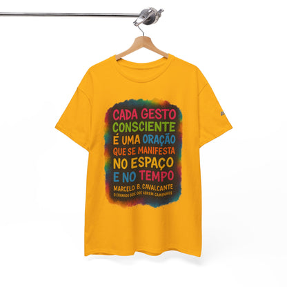 Camiseta Frase Filosófica “Cada gesto consciente é uma oração” – Algodão Premium Gildan 5000