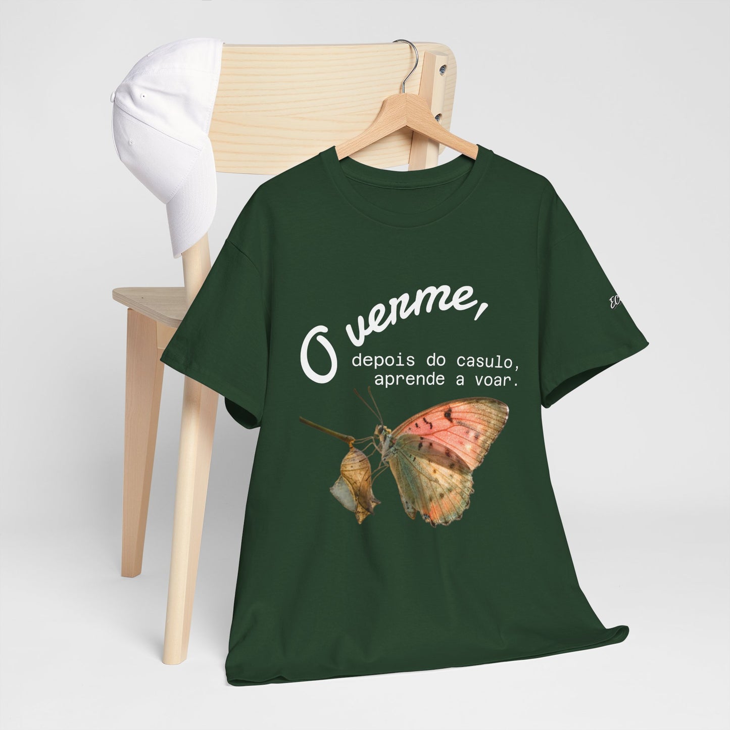 Camiseta — "O verme, depois do casulo, aprende a voar." Citação inspiradora em português
