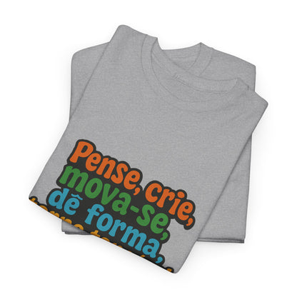 Camiseta inspiradora com citações portuguesas — "Pense, crie, mova-se..."
