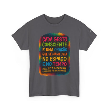Camiseta Frase Filosófica “Cada gesto consciente é uma oração” – Algodão Premium Gildan 5000